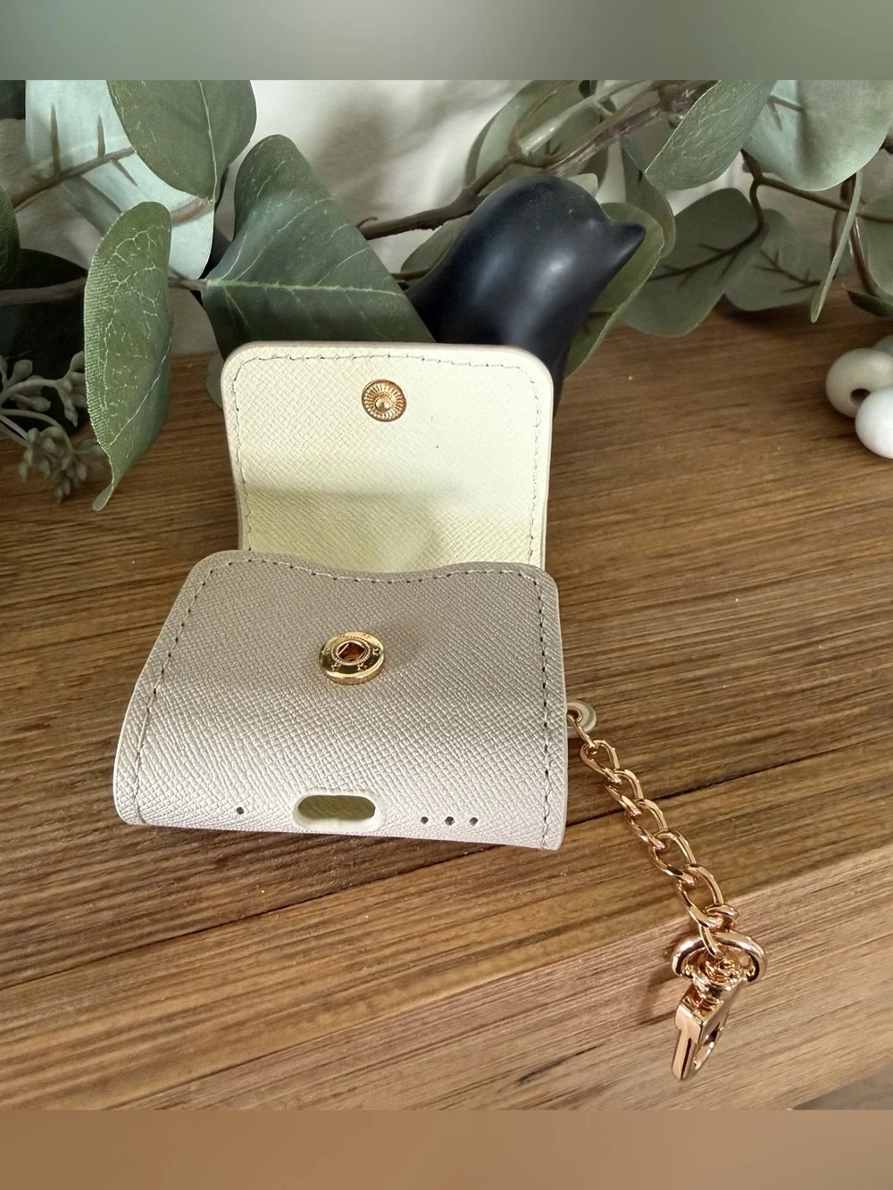 DESIGNER AIRPOD PRO GEN 3 PROTECTIVE CASE W/KEYRING - Picture 2 of 4